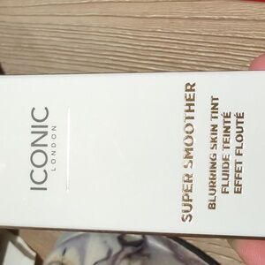 Iconic London Super Smoother Skin Tint warm light